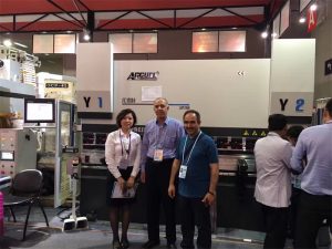 ลูกค้าของ Earl melon เยี่ยมชมนิทรรศการของเรา