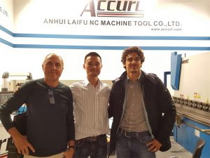 ลูกค้าชาวฮังการีเยี่ยมชมนิทรรศการของเรา