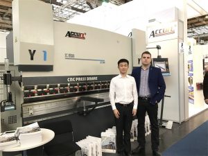 ลูกค้าของโปแลนด์เยี่ยมชมนิทรรศการของเรา