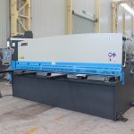 แผ่นไฮดรอลิกเครื่องตัดกระดาษตัด cnc สำหรับแผ่นโลหะเครื่องตัดโลหะ